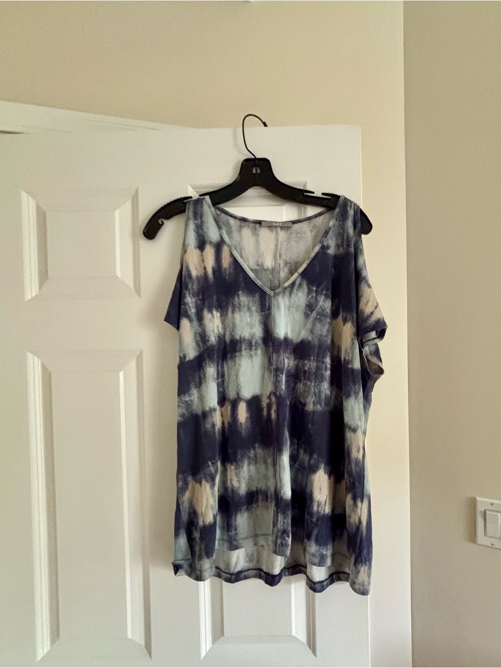 Women's Navy Tie-Dye V-Neck Top, great conditions like new